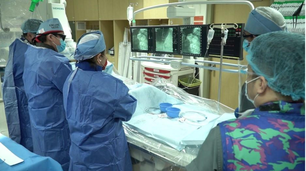 Several people in a operating room

AI-generated content may be incorrect.