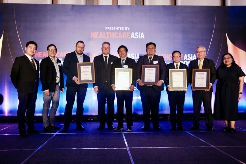 A group of people holding certificates

AI-generated content may be incorrect.